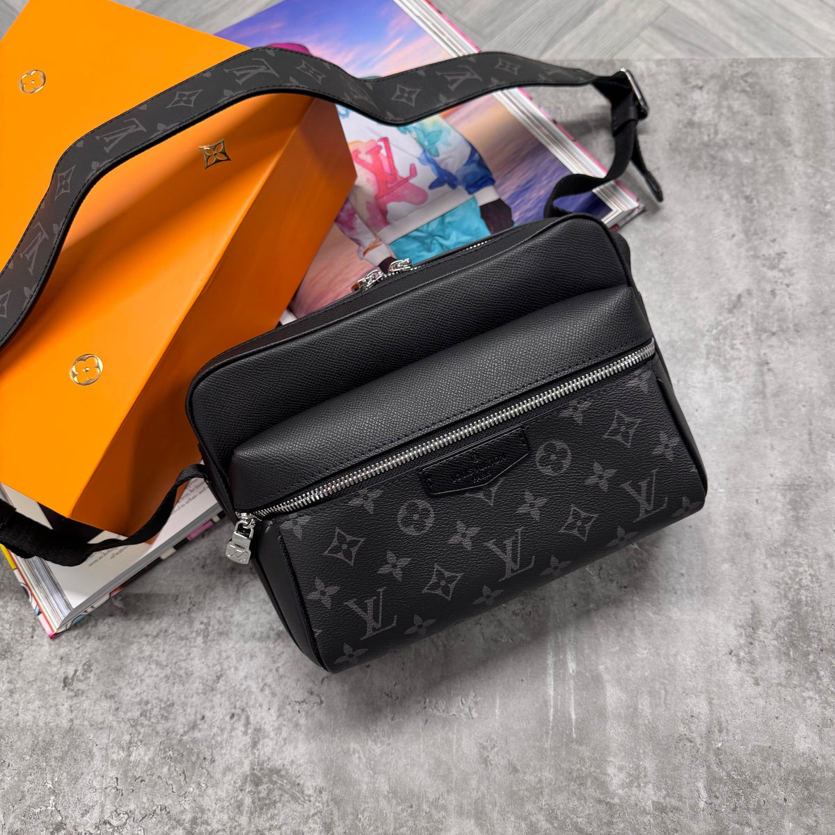 LVE OUTDOOR MESSENGER BAG
