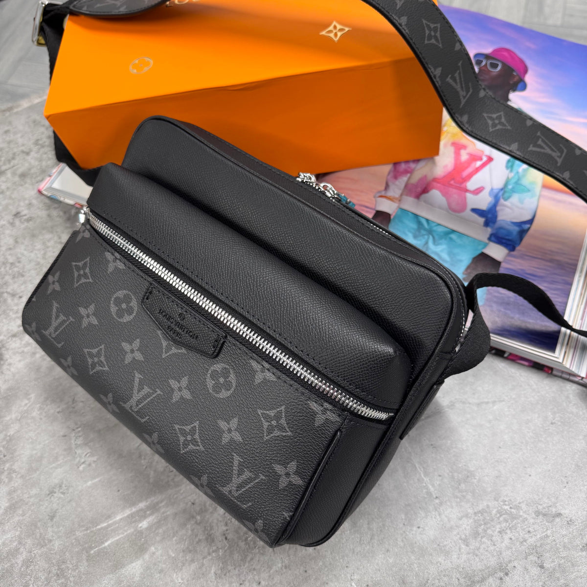 LVE OUTDOOR MESSENGER BAG